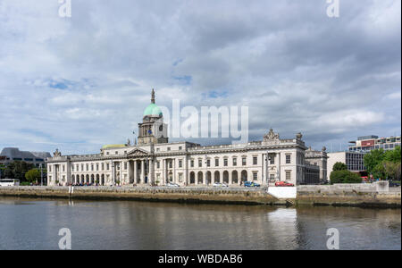 Le Custom House sur la rive nord de la rivière Liffey, Dublin, Irlande. Conçu par James Gandon, il a ouvert ses portes en 1791. Banque D'Images