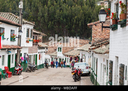 MONGUI, COLOMBIE - AOÛT, 2019 : les touristes et les habitants à la belle des rues de la petite ville de Mongui en Colombie Banque D'Images