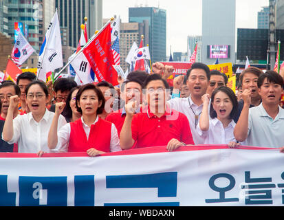 Hwang et Kyo-Ahn Kyung-Won Na, le 24 août, 2019 : Corée du Sud de la principale opposition Liberté Corée Partie (LKP) président Hwang (Kyo-Ahn C, à l'avant) et le responsable de l'espace Na Kyung-Won (2L, chant avant) au cours d'un des slogans en mars après un rassemblement à Séoul, Corée du Sud. Des milliers de membres y compris le LKP, ses législateurs se sont ralliés à critiquer le président sud-coréen Moon Jae-In sur diverses questions telles que les politiques sur la Corée du Nord et le Japon, et le ministre de la Justice, candidat Cho Kuk ses qualifications. Credit : Lee Jae-Won/AFLO/Alamy Live News Banque D'Images