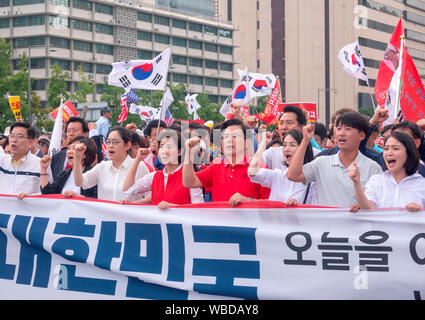 Hwang et Kyo-Ahn Kyung-Won Na, le 24 août, 2019 : Corée du Sud de la principale opposition Liberté Corée Partie (LKP) président Hwang Kyo-Ahn (4R, à l'avant) et le responsable de l'espace Na Kyung-Won (5e R, chant avant) au cours d'un des slogans en mars après un rassemblement à Séoul, Corée du Sud. Des milliers de membres y compris le LKP, ses législateurs se sont ralliés à critiquer le président sud-coréen Moon Jae-In sur diverses questions telles que les politiques sur la Corée du Nord et le Japon, et le ministre de la Justice, candidat Cho Kuk ses qualifications. Credit : Lee Jae-Won/AFLO/Alamy Live News Banque D'Images