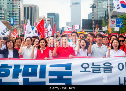 Hwang et Kyo-Ahn Kyung-Won Na, le 24 août, 2019 : Corée du Sud de la principale opposition Liberté Corée Partie (LKP) président Hwang (Kyo-Ahn C, à l'avant) et le responsable de l'espace Na Kyung-Won (3L, chant avant) au cours d'un des slogans en mars après un rassemblement à Séoul, Corée du Sud. Des milliers de membres y compris le LKP, ses législateurs se sont ralliés à critiquer le président sud-coréen Moon Jae-In sur diverses questions telles que les politiques sur la Corée du Nord et le Japon, et le ministre de la Justice, candidat Cho Kuk ses qualifications. Credit : Lee Jae-Won/AFLO/Alamy Live News Banque D'Images