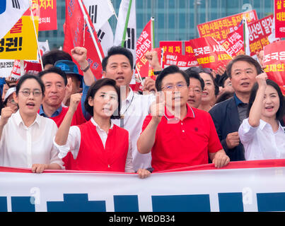 Hwang et Kyo-Ahn Kyung-Won Na, le 24 août, 2019 : Corée du Sud de la principale opposition Liberté Corée Partie (LKP) président Hwang Kyo-Ahn (2e R, à l'avant) et le responsable de l'espace Na Kyung-Won (2L, chant avant) au cours d'un des slogans en mars après un rassemblement à Séoul, Corée du Sud. Des milliers de membres y compris le LKP, ses législateurs se sont ralliés à critiquer le président sud-coréen Moon Jae-In sur diverses questions telles que les politiques sur la Corée du Nord et le Japon, et le ministre de la Justice, candidat Cho Kuk ses qualifications. Credit : Lee Jae-Won/AFLO/Alamy Live News Banque D'Images