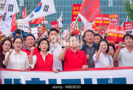 Hwang et Kyo-Ahn Kyung-Won Na, le 24 août, 2019 : Corée du Sud de la principale opposition Liberté Corée Partie (LKP) président Hwang (Kyo-Ahn C, à l'avant) et le responsable de l'espace Na Kyung-Won (2L, chant avant) au cours d'un des slogans en mars après un rassemblement à Séoul, Corée du Sud. Des milliers de membres y compris le LKP, ses législateurs se sont ralliés à critiquer le président sud-coréen Moon Jae-In sur diverses questions telles que les politiques sur la Corée du Nord et le Japon, et le ministre de la Justice, candidat Cho Kuk ses qualifications. Credit : Lee Jae-Won/AFLO/Alamy Live News Banque D'Images