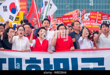 Hwang et Kyo-Ahn Kyung-Won Na, le 24 août, 2019 : Corée du Sud de la principale opposition Liberté Corée Partie (LKP) président Hwang (Kyo-Ahn C, à l'avant) et le responsable de l'espace Na Kyung-Won (2L, chant avant) au cours d'un des slogans en mars après un rassemblement à Séoul, Corée du Sud. Des milliers de membres y compris le LKP, ses législateurs se sont ralliés à critiquer le président sud-coréen Moon Jae-In sur diverses questions telles que les politiques sur la Corée du Nord et le Japon, et le ministre de la Justice, candidat Cho Kuk ses qualifications. Credit : Lee Jae-Won/AFLO/Alamy Live News Banque D'Images