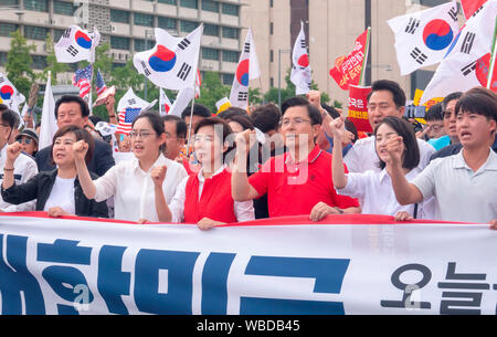 Hwang et Kyo-Ahn Kyung-Won Na, le 24 août, 2019 : Corée du Sud de la principale opposition Liberté Corée Partie (LKP) président Hwang Kyo-Ahn (3R, à l'avant) et le responsable de l'espace Na Kyung-Won (4R, chant avant) au cours d'un des slogans en mars après un rassemblement à Séoul, Corée du Sud. Des milliers de membres y compris le LKP, ses législateurs se sont ralliés à critiquer le président sud-coréen Moon Jae-In sur diverses questions telles que les politiques sur la Corée du Nord et le Japon, et le ministre de la Justice, candidat Cho Kuk ses qualifications. Credit : Lee Jae-Won/AFLO/Alamy Live News Banque D'Images