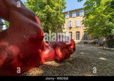 Sculpture 'Nager dans le bonheur' vom Senegalesen Diadji Diop im Garten des l'Hôtel de Gallifet à Aix en Provence, bouche du Rhone, France Banque D'Images