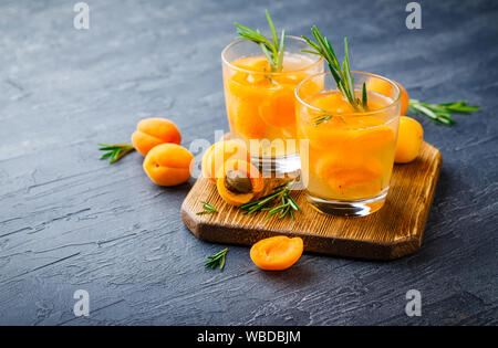 Des boissons d'été, Rosemary aprcot avec cocktails dans des verres de glace. Maison d'été rafraîchissantes boissons non alcoolisées ou cocktailsor à saveur infusés de Detox Banque D'Images