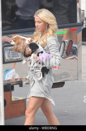 HOLLYWOOD, FL - le 23 mai : Julianne Hough et Diego Boneta sur Définir le premier jour de tournage Rock of Ages" avec Tom Cruise.. Julianne a vu ses deux chiens à pied entre-prend. Le 23 mai 2011 à Miami Beach, Floride. People : Julianne Hough Diego Boneta Banque D'Images