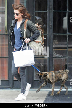 NEW YORK, NY - 04 MAI : Twilight star Kristen Stewart, fait une promenade avec son nouveau chien de sauvetage de l'ours. Elle a sauvé le chien 2 jours avant c'était pour être mis en sommeil. Le 4 mai 2011 à New York. People : Kristen Stewart Banque D'Images