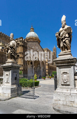 Entrée de la Piazza Cattedrale en regardant vers le portique de la cathédrale gothique au centre de Palerme, Sicile, Italie. Banque D'Images