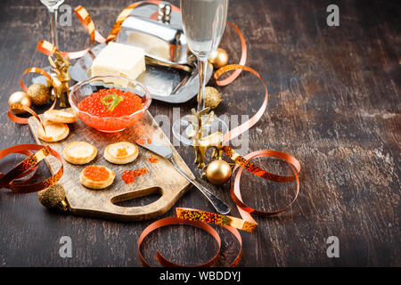 Tartelettes avec du caviar rouge, du champagne et du beurre sur une table de fête. Noël russe traditionnelle ou New Year's table de vacances Banque D'Images