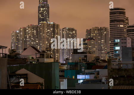 Night Time Lapse montrant le Vinhomes massif Central Park le développement. C'est l'un des plus modernes de l'évolution de l'immobilier haut de gamme en S E Asia Banque D'Images