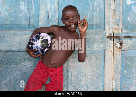 Garçon avec le football à l'école primaire à Kigoma, Tanzanie Banque D'Images