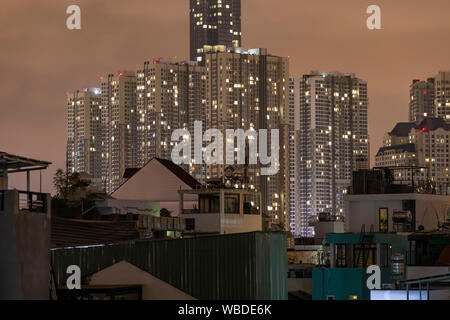 Night Time Lapse montrant le Vinhomes massif Central Park le développement. C'est l'un des plus modernes de l'évolution de l'immobilier haut de gamme en S E Asia Banque D'Images