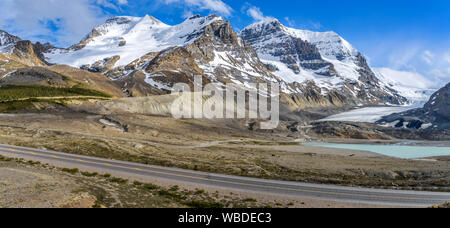 Les pics de neige de printemps - panorama de couverts de neige massives Mt. Athabasca et de Mt. Andromeda s'élève à côté du glacier Athabasca, parc national Jasper. Banque D'Images