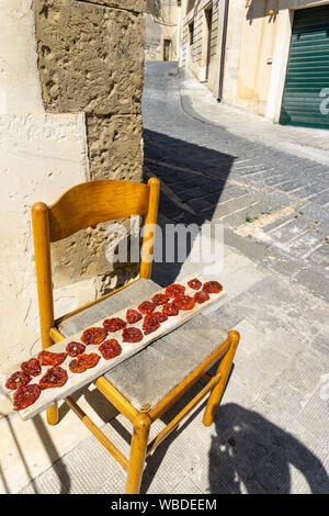 Les tomates séchant au soleil dans la vieille ville baroque de Noto dans le sud-est de la Sicile. Italie Banque D'Images