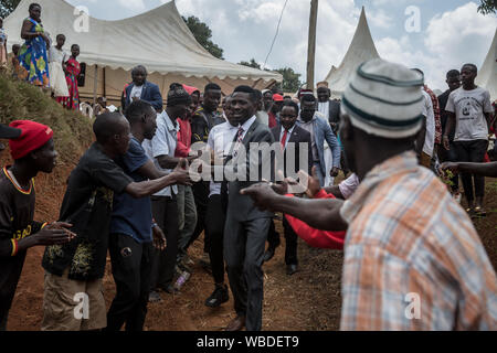 Bobi Wine au cours d'une campagne de cause à Gombe.Bobi Wine, dont le vrai nom est Robert Kyagulanyi, une popstar et leader de l'opposition, en vertu de la 'puissance', les gens de la campagne se fera sur l'Ouganda, Yoweri Museveni, président de longue date de l'élection en 2021. Banque D'Images