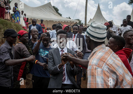 Bobi Wine au cours d'une campagne de cause à Gombe.Bobi Wine, dont le vrai nom est Robert Kyagulanyi, une popstar et leader de l'opposition, en vertu de la 'puissance', les gens de la campagne se fera sur l'Ouganda, Yoweri Museveni, président de longue date de l'élection en 2021. Banque D'Images