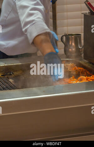 Photo verticale de la cuisson sur l'écrevisse chef cuisinière électrique Banque D'Images