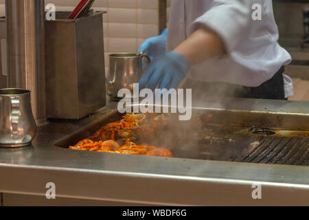 Restaurant chef cooking homard sur le gril électrique cuisinière dans la cuisine Banque D'Images