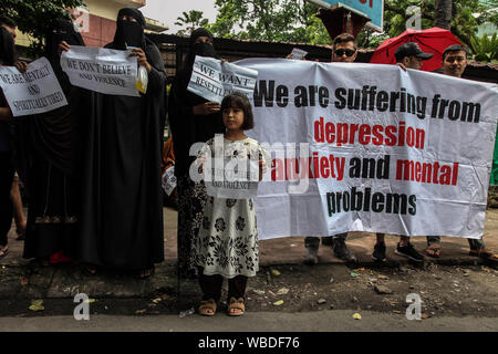 Medan, Nord de Sumatra, en Indonésie. Août 26, 2019. Les demandeurs d'asile de divers pays, y compris la Somalie se sont ralliés à l'extérieur des bannières en haut commissaire des Nations Unies pour les réfugiés (HCR) Bureau à Medan, au nord de Sumatra. Des centaines d'immigrants ont organisé, comme une forme de ressentiment envers le HCR qui les ont envoyés à l'asile, des destinations comme l'Australie, Nouvelle-Zélande, Amérique latine et au Canada. En fait, ils ont 7 ans de vivre dans un endroit d'hébergement à Medan. Albert Crédit : Ivan Damanik/ZUMA/Alamy Fil Live News Banque D'Images