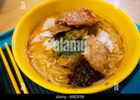 Un végétalien curry laksa à partir d'un décrochage hawker à Singapour. Les nouilles, le lait de coco, épices, des simulations de la viande, le tofu frit et croustillant de la peau de tofu. Banque D'Images