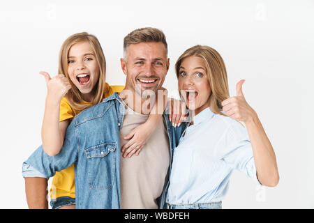 Photo de famille femme caucasienne excité et l'homme avec little girl smiling and showing Thumbs up isolé sur fond blanc Banque D'Images