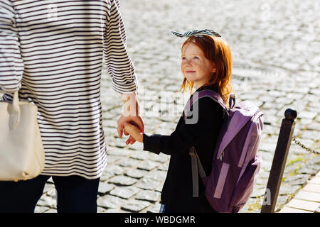 Amazing red haired girl à l'écoute de sa maman Banque D'Images