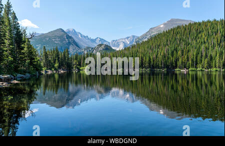 Longs Pic à Bear Lake - Longs Peak et Gorges du glacier se reflétant dans le lac de l'ours bleu calme sur un matin d'été, Rocky Mountain National Park, CO, États-Unis d'Amérique. Banque D'Images