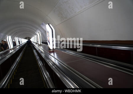 Dans l'escalator vide undeground ( station de métro ). Banque D'Images