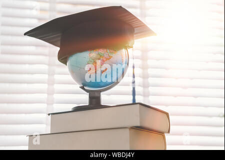 Graduation cap sur le dessus de la planète, de l'éducation concept design Banque D'Images