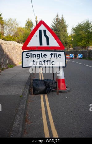 Travaux routiers signes en UK village Banque D'Images