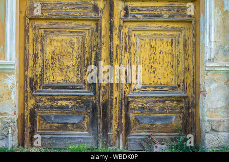 porte en bois abîmé avec peinture jaune qui s'écaille Banque D'Images