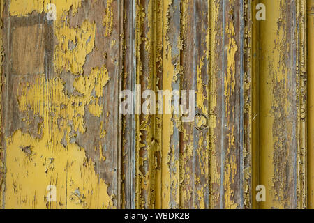 arrière-plan en bois abîmé avec peinture jaune qui s'écaille Banque D'Images