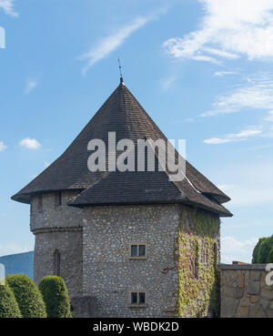 Tour du château avec ciel bleu Banque D'Images