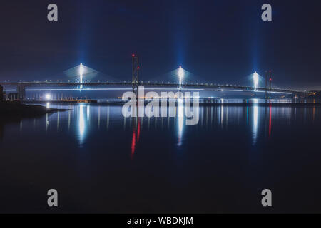 Vue de nuit sur deux ponts au-dessus de la mer, la baie de Forth Road Bridge et Queensferry Crossing, Ecosse, Royaume-Uni Banque D'Images