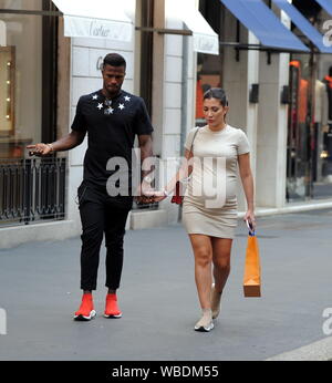 Milan, Italie. Août 26, 2019. Milan, Keita Balde et Simona Guatieri enceinte dans le centre Keita Balde striker national au Sénégal, entre ex maintenant dans le championnat français de Monaco, et le compagnon SIMONA GUATIERI à pied dans l'après-midi dans les rues du centre. Elle est enceinte de 7 mois et attend un bébé. et a profité d'une journée de détente par son petit ami KEITA BALDE s'accompagner pour aller faire du shopping dans quelques boutique dans la Via Montenapoleone, avant de retourner à la maison- indépendant Crédit : Photo Agency Srl/Alamy Live News Banque D'Images