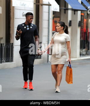 Milan, Italie. Août 26, 2019. Milan, Keita Balde et Simona Guatieri enceinte dans le centre Keita Balde striker national au Sénégal, entre ex maintenant dans le championnat français de Monaco, et le compagnon SIMONA GUATIERI à pied dans l'après-midi dans les rues du centre. Elle est enceinte de 7 mois et attend un bébé. et a profité d'une journée de détente par son petit ami KEITA BALDE s'accompagner pour aller faire du shopping dans quelques boutique dans la Via Montenapoleone, avant de retourner à la maison- indépendant Crédit : Photo Agency Srl/Alamy Live News Banque D'Images