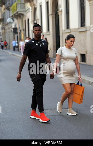 Milan, Italie. Août 26, 2019. Milan, Keita Balde et Simona Guatieri enceinte dans le centre Keita Balde striker national au Sénégal, entre ex maintenant dans le championnat français de Monaco, et le compagnon SIMONA GUATIERI à pied dans l'après-midi dans les rues du centre. Elle est enceinte de 7 mois et attend un bébé. et a profité d'une journée de détente par son petit ami KEITA BALDE s'accompagner pour aller faire du shopping dans quelques boutique dans la Via Montenapoleone, avant de retourner à la maison- indépendant Crédit : Photo Agency Srl/Alamy Live News Banque D'Images