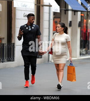 Milan, Italie. Août 26, 2019. Milan, Keita Balde et Simona Guatieri enceinte dans le centre Keita Balde striker national au Sénégal, entre ex maintenant dans le championnat français de Monaco, et le compagnon SIMONA GUATIERI à pied dans l'après-midi dans les rues du centre. Elle est enceinte de 7 mois et attend un bébé. et a profité d'une journée de détente par son petit ami KEITA BALDE s'accompagner pour aller faire du shopping dans quelques boutique dans la Via Montenapoleone, avant de retourner à la maison- indépendant Crédit : Photo Agency Srl/Alamy Live News Banque D'Images