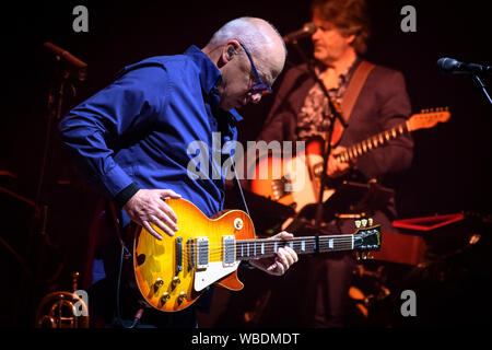 Chanteur, auteur-compositeur britannique, Mark Knopfler effectue sur scène à un sold out show à Toronto. Banque D'Images