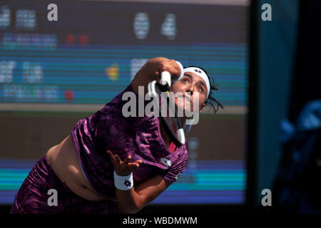 New York, USA. Août 26, 2019. Flushing Meadows, New York, USA. 26 août, 2019. D'ons Jabeur Tunisie servant à Caroline Garcia, de la France, le nombre de semences 27 au cours de l'action premier tour à l'US Open à Flushing Meadows, New York. Jabber a remporté le match en 5 sets. Crédit : Adam Stoltman/Alamy Live News Crédit : Adam Stoltman/Alamy Live News Banque D'Images