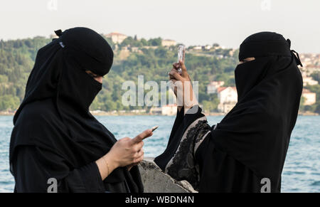 La Turquie, d'Ortakôy - 30 mai 2016 - La femme en hijab lit un message sur son téléphone Banque D'Images