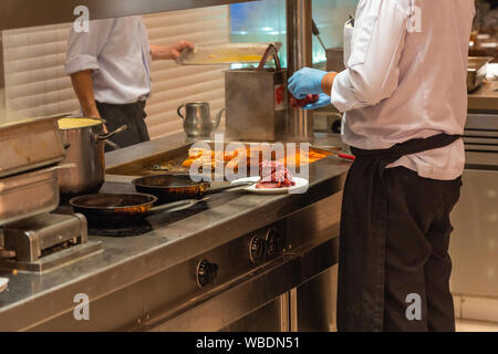 Le chef de la préparation de viande de boeuf au barbecue cuisine du restaurant Banque D'Images