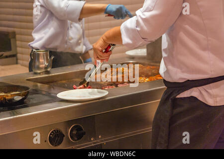 La cuisine cuisinier deux homards grillés sur dans la cuisine de restaurant Banque D'Images