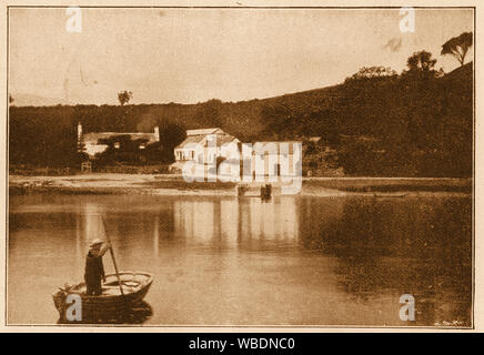 La photo montre le ferry qui a été remplacé par l'édifice de l'Talycafn, pont sur la rivière, le Pays de Galles - Conway en 1897 . Il a été remplacé par un pont d'acier reposant sur des piles et les culées en pierre et en béton.Dans l'arrière-plan est l'hôtel de Ferry. Un monticule voisin est le seul reste d'un 5ème ou 6ème siècle château en terre et en bois appartenant à Maelgwn Gwynedd Banque D'Images