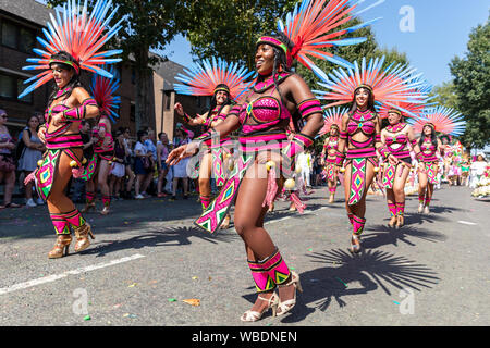 Une troupe de carnaval d'effectuer sur une rue de ville, à Westbourne Park pendant la Notting Hill Carnival en août 2019 Banque D'Images