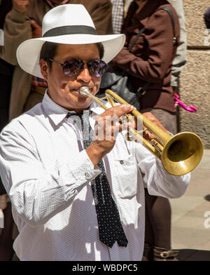 Cuenca, Équateur le 24 déc 2017 - l'homme joue la trompette à Pase annuel de Nino parade de Noël Banque D'Images