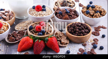 Bols contenant différentes sortes de produits de céréales de petit déjeuner. Banque D'Images