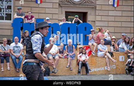 Festival Fringe d'Édimbourg, Écosse, Royaume-Uni. Août 26, 2019. Dernier jour de la 2019 Edinburgh Fringe et le soleil brillait, avec rapport public record et le plus de tickets vendus jamais. Corey Pickett divertissent le public dans la place du Parlement avec sa performance interactive whacky Banque D'Images